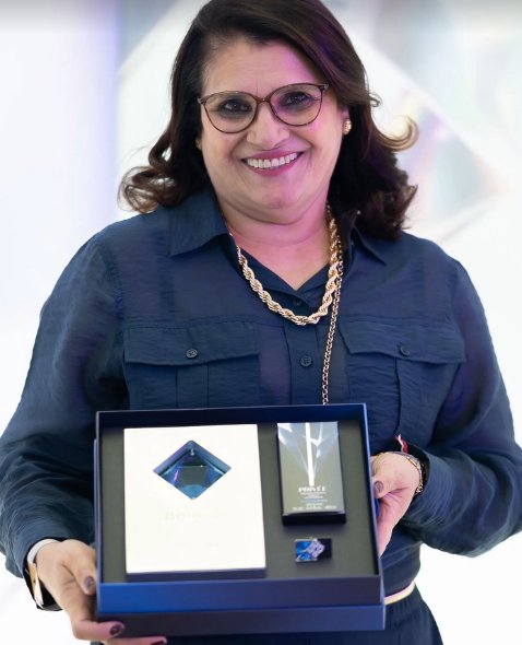 Edna Costa Viana Alves, fundadora da Edna Costa Perfumaria e Cosméticos, com a premiação Top 1000 do O Boticário